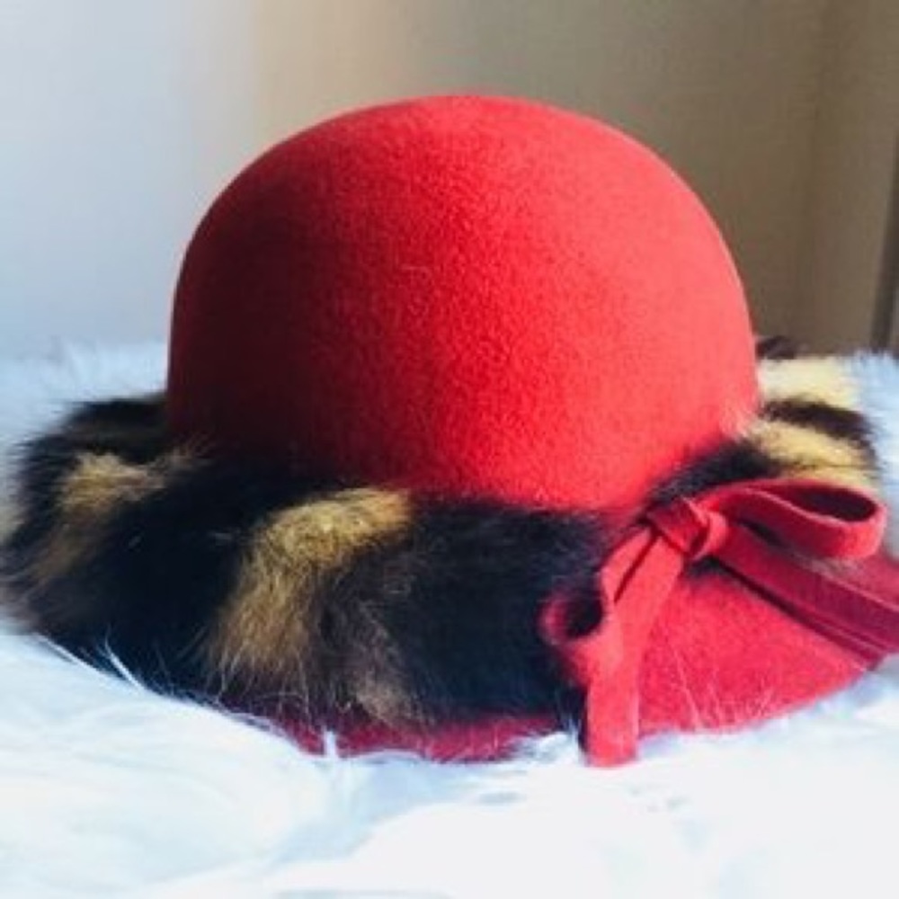 Kates Boutique - Vintage hat with fur